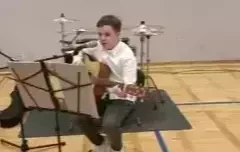 Uczeń grający na gitarze