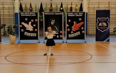 Entuzjastycznie przyjęta przez publiczność Ula Orkisz , uczennica klasy I b, śpiewa znaną polską pieśń Przybyli ułani