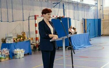 Pani Nina Madyńska-Poniewierka zaprasza pierwszoklasist&oacute;w do recytacji przygotowanych wierszy