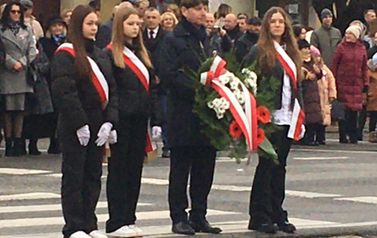 Złożenie kwiat&oacute;w pod pomnikiem
