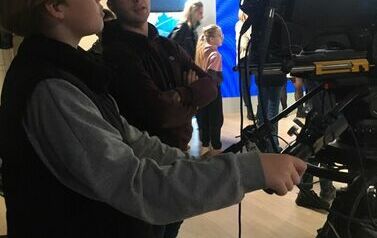 MIKOŁAJ ZAINTERESOWANY PRACĄ OPERATORA