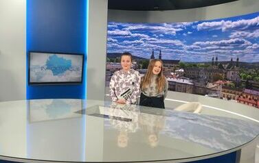 DZIEWCZYNY Z 5 C PROWADZĄ &bdquo;INFORMACJE&ldquo;