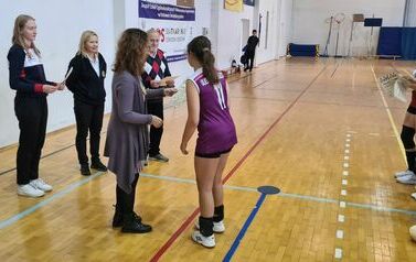Antonina Zg&oacute;rska odbiera wyr&oacute;żnienie
