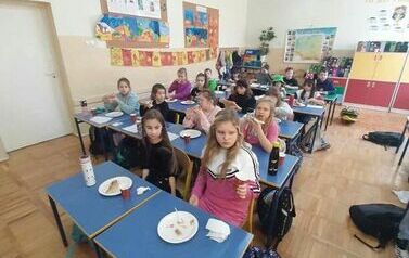 Klasa 3c podczas jedzenia pizzy