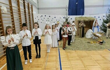 Dzieci grają na fletach