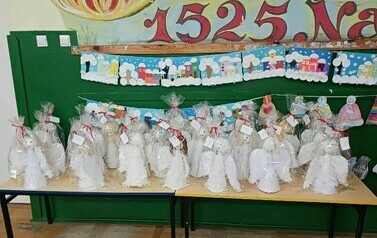 Prezent dla rodzic&oacute;w zrobiony przez dzieci &ndash; aniołki