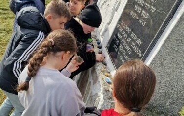 Uczniowie PSP nr 2 im. I.J. Paderewskiego w Staszowie na cmentarzu żydowskim w Staszowie. Students of the Ignacy Jan Paderewski Primary School No. 2 in Stasz&oacute;w laying stones at the Jewish cemetery in Stasz&oacute;w