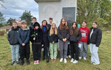 Uczniowie i nauczyciele na cmentarzu żydowskim w Staszowie. Students and teachers at the Jewish cemetery in Stasz&oacute;w