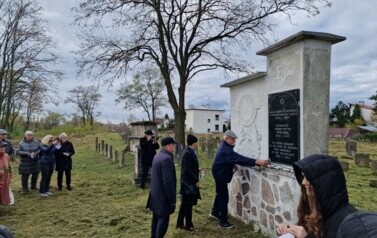 Burmistrz i Zastępca Burmistrza oddający hołd staszowskim Żydom zamordowanym podczas Holokaustu. Mayor and Deputy Mayor of Stasz&oacute;w paying tribute to the Stasz&oacute;w Jews murdered during the Holocaust
