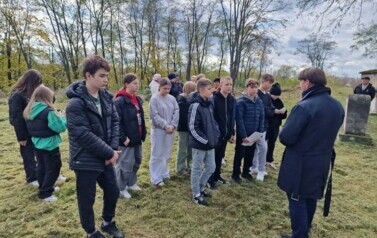 Dyrektor Publicznej Szkoły Podstawowej nr 2 w Staszowie wraz z uczniami na cmentarzu żydowskim w Staszowie. Headteacher and students of the Ignacy Jan Paderewski Primary School No. 2 in Stasz&oacute;w at the Jewish cemetery in Stasz&oacute;w