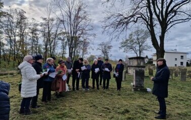 dr Dariusz Kubalski przemawiający do zebranych na cmentarzu żydowskim w Staszowie, 8 listopada 2023 r. Dariusz Kubalski, PhD, speaking at the Jewish cemetery in Stasz&oacute;w on November 8, 2023