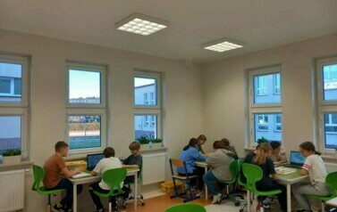 Klasa 5b pracuje przy stolikach