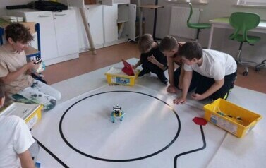 Uczniowie programują obiekty na macie Robocamp