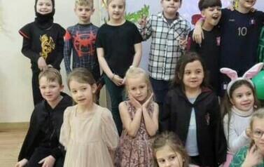 Wsp&oacute;lna fotografia uczestnik&oacute;w balu karnawałowego