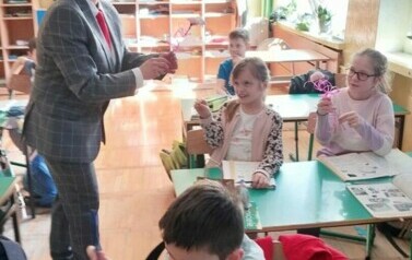 Wręczenie goździk&oacute;w przez Pana Andrzeja uczennicom z klasy 2 B