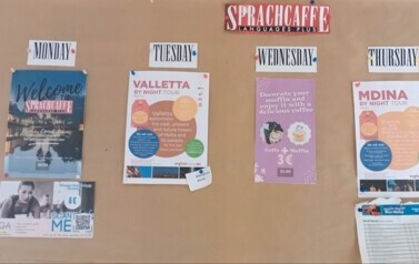 Szkolna tablica informacyjna o ciekawych miejscach na Malcie