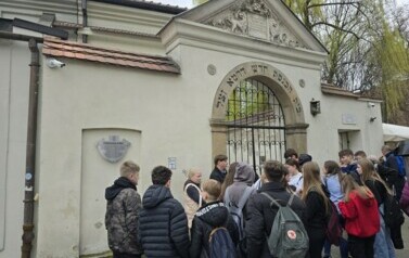 Uczniowie przed synagogą Remuh