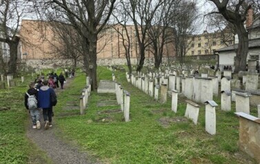 Uczniowie na cmentarzu żydowskim przylegającym do synagogi Remuh