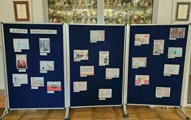 Wystawa nagrodzonych prac uczni&oacute;w biorących udział w gminnym konkursie plastycznym pt. Katyń - pamiętamy