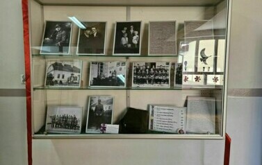 Pamiątkowa gablota poświęcona J&oacute;zefowi Jaroniowi, kierownikowi Publicznej Szkoły Powszechnej nr 2 w Staszowie w latach 1929-1939