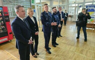 Burmistrz Staszowa, dr Leszek Kopeć wraz z zastępcą dr inż. Ewą Kondek, asp. sztabowy Jarosław Bober, mł. asp. Albert Januszewski, prezes Zakładu Energetyki Cieplnej Sp. z o.o w Staszowie, Jacek Marek