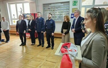 Burmistrz Staszowa, dr Leszek Kopeć wraz z zastępcą dr inż. Ewą Kondek, asp. sztabowy Jarosław Bober, mł. asp. Albert Januszewski, Agata Bazak, prezes Zakładu Energetyki Cieplnej Sp. z o.o w Staszowie, Jacek Marek, Marta Pyrek-Januszewska
