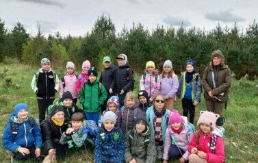 Zdjęcie grupowe na tle lasu sosnowego