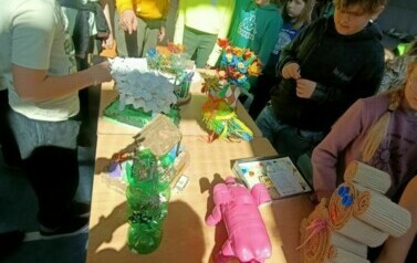 Uczniowie podziwiają zabawki z recyklingu