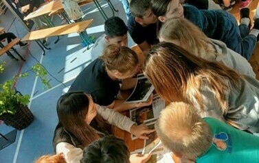 Uczniowie klas I- III podczas zabawy dydaktycznej
