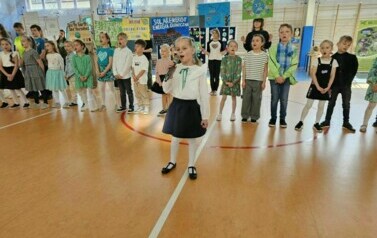 Uczniowie klasy I b wykonują piosenkę Ziemia wyspa zielona