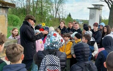 Dyrektor Kubalski w otoczeniu uczni&oacute;w