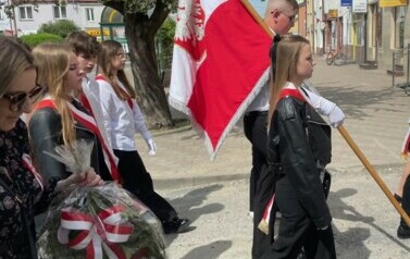 Młodzież PSP nr 2 w Staszowie reprezentująca szkołę w pocztach sztandarowych