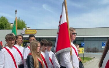Wspaniała młodzież, kt&oacute;ra poświęciła dzień wolny od zajęć dydaktycznych, żeby uczestniczyć w obchodach Święta Narodowego Trzeciego Maja