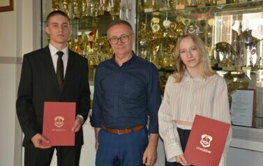 Finaliści konkursu z chemii  Maciej Kr&oacute;likowski i Emilia Adamus z opiekunem &ndash; panem Zdzisławem Pizurem