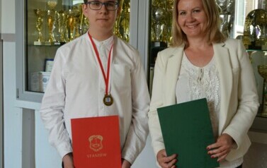 Wojciech Glica &ndash; laureat konkursu z języka angielskiego z opiekunem- panią Justyną Szczepańską
