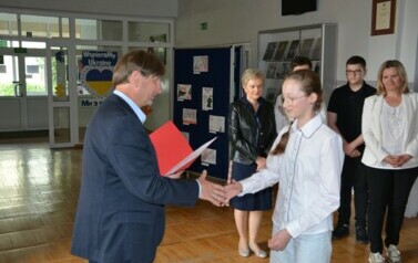 Dyrektor Szkoły wręcza Emilii Maziarz zaświadczenie o uzyskaniu tytułu laureatki konkursu z biologii