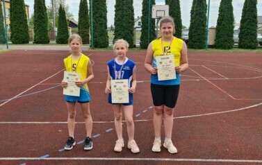 Najlepsza tr&oacute;jka dziewcząt w rzucie piłeczką palantową z rocznika 2013