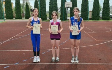 Dekoracja najlepszych zawodniczek w skoku w dal z rocznika 2011-2012