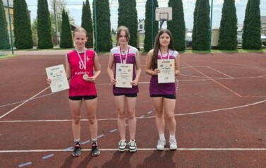 Najszybsze dziewczęta w biegu na 300 m z medalami