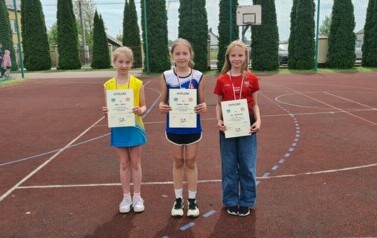 Dekoracja najszybszych dziewcząt z rocznika 2013
