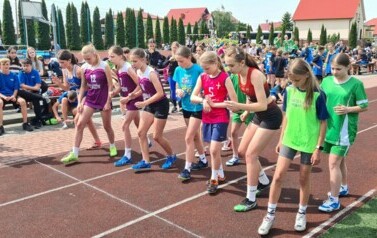 Przygotowanie do startu na dystansie 600 m dziewcząt z rocznika 2011 -2012