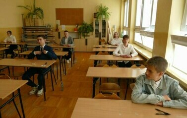 Uczniowie podczas egzaminu &oacute;smoklasisty
