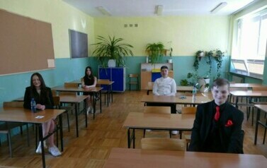 Uczniowie podczas egzaminu &oacute;smoklasisty