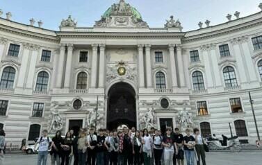 Uczniowie zwiedzają pałac Hofburg w Wiedniu