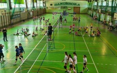 Drużyny na hali sportowej podczas rozgrzewki