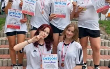 Drużyna dziewcząt z medalami