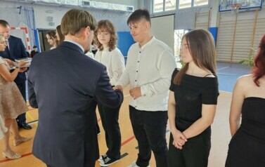 Dyrektor Szkoły dr Dariusz Kubalski, zastępca dyrektora Szkoły Rafał Konat oraz opiekun SU Ewa Kowalska wręczają nagrody książkowe uczniom, kt&oacute;rzy działali na rzecz społeczności szkolnej