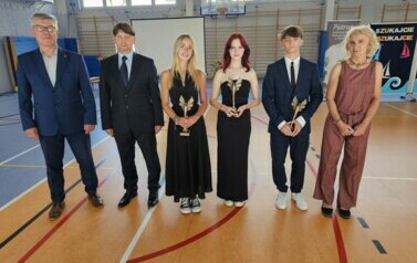 Wiceprzewodniczący Rady Miejskiej Wojciech Charyga, dyrektor Szkoły dr Dariusz Kubalski, Sportsmenki Roku  Marika Nowacka oraz Natalia Małyga, Sportowiec Szkoły Bartosz Binkiewicz, nauczycielka wychowania fizycznego Małgorzata Wrona