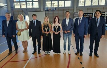 Sportsmenki Szkoły Marika Nowacka oraz Natalia Małyga, dyrektor Szkoły, nauczycielka wychowania fizycznego Barbara Malinowska i zaproszeni goście