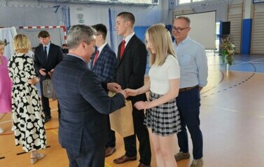 Burmistrz Miasta i Gminy Stasz&oacute;w dr Leszek Kopeć gratuluje Emilii Adamus uzyskania tytułu finalistki konkursu z chemii